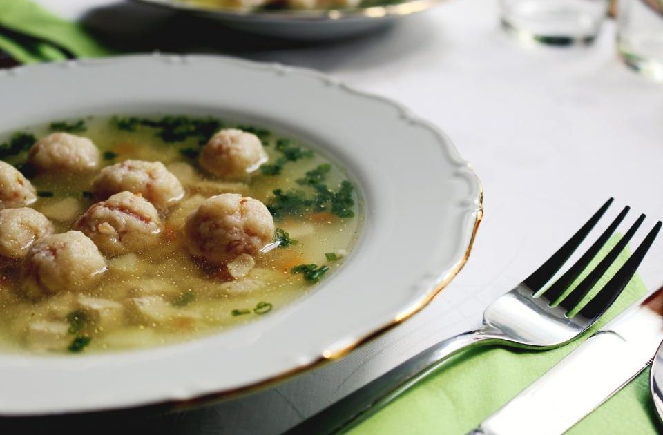 Bone Broth: Nutritional Hype vs What It Actually Delivers