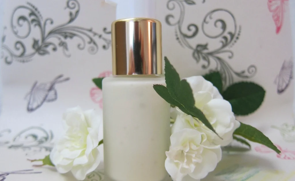 Self-Tanner 101: How Sunless Tanning Works and How to Apply It Without Streaks