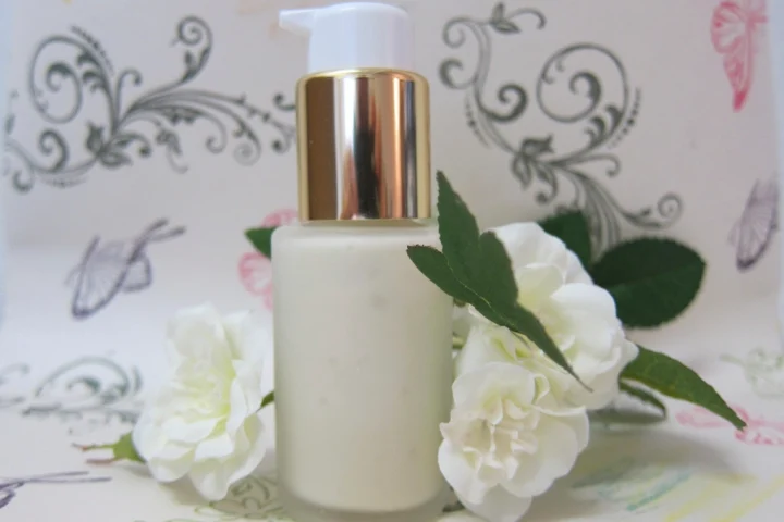 Self-Tanner 101: How Sunless Tanning Works and How to Apply It Without Streaks