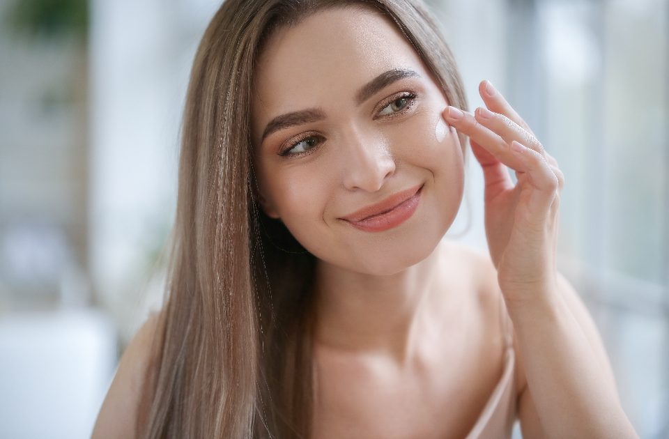 Derma Rolling and Microneedling at Home: Benefits and Real Risks