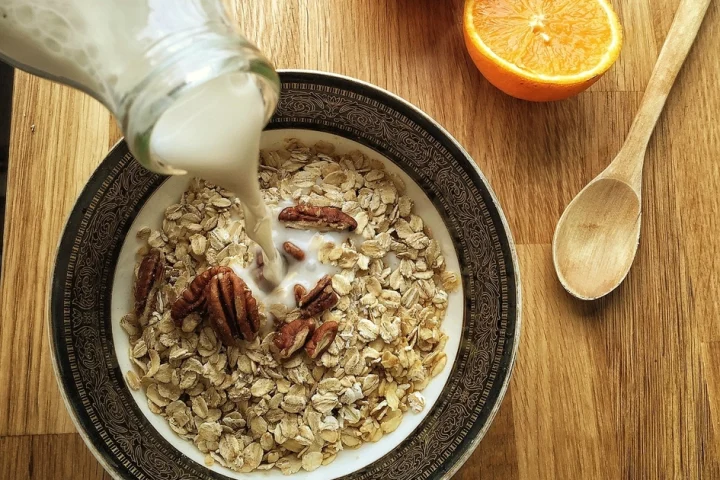 Non-Dairy Milk Compared: Almond, Oat, Soy, and Pea Protein Nutrition